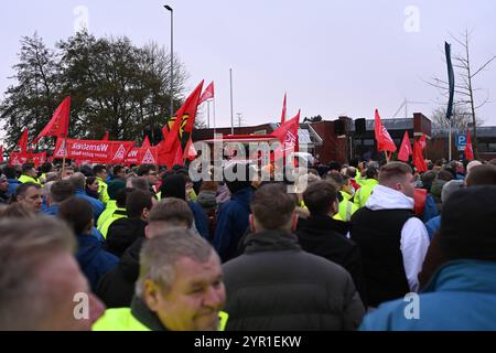 IG Metall ruft zu flächendeckenden Streiks in VW-Werken auf. Mitarbeiter versammeln sich vom Volkswagen-Werk in Emden. Die IG Metall fordert Lohnerhöhungen, VW will seinen Arbeitern weniger bezahlen. Nun beginnen flächendeckende Streiks an den deutschen Standorten des Autoherstellers. Emden Niedersachsen Deutschland *** IG Metall calls for nationwide strikes at VW plants Employees gather at the Volkswagen plant in Emden IG Metall demands wage increases, VW wants to pay its workers less Now nationwide strikes begin at the car manufacturers German plants Emden Lower Saxony Germany Copyright: xdi Stock Photo