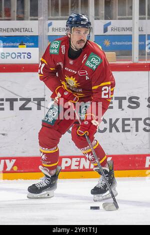 29.11.2024, Eishockey: Penny DEL, Saison 2024/2025, 21. Spieltag, Duesseldorfer EG - Iserlohn Roosters im PSD Bank Dome in Duesseldorf. Brendan O Donnell (Duesseldorfer EG, #21) mit Puk. Foto: Kirchner-Media/TH Stock Photo