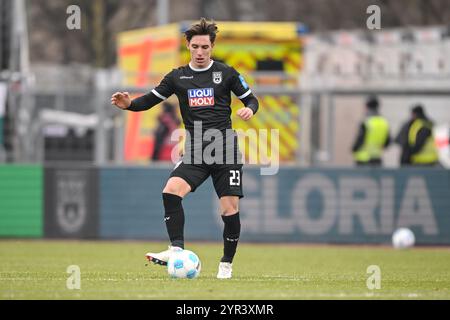 Ulm, Germany. 01st Dec, 2024. Soccer: Bundesliga 2, SSV Ulm 1846 - SpVgg Greuther Fürth, Matchday 14, Donaustadion. Ulm's Max Brandt in action. Credit: Harry Langer/dpa - IMPORTANT NOTE: In accordance with the regulations of the DFL German Football League and the DFB German Football Association, it is prohibited to utilize or have utilized photographs taken in the stadium and/or of the match in the form of sequential images and/or video-like photo series./dpa/Alamy Live News Stock Photo