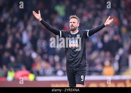 Ulm, Germany. 01st Dec, 2024. Soccer: Bundesliga 2, SSV Ulm 1846 - SpVgg Greuther Fürth, Matchday 14, Donaustadion. Ulm's Lucas Röser gesticulates. Credit: Harry Langer/dpa - IMPORTANT NOTE: In accordance with the regulations of the DFL German Football League and the DFB German Football Association, it is prohibited to utilize or have utilized photographs taken in the stadium and/or of the match in the form of sequential images and/or video-like photo series./dpa/Alamy Live News Stock Photo