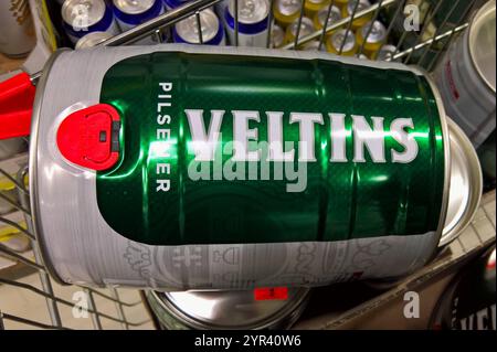 Bierfass, Veltins Pilsener - Bier Brauerei. Die C und A Veltins GmbH und Co KG ist eine im Jahre 1824 gegründete Bier - Brauerei. Der Sitz befindet sich in Meschede-Grevenstein im Sauerland. Alleinige Eigentümerin ist Susanne Veltins *** Beer keg, Veltins Pilsener beer brewery C und A Veltins GmbH und Co KG is a beer brewery founded in 1824 The headquarters are located in Meschede Grevenstein in Sauerland The sole owner is Susanne Veltins Stock Photo