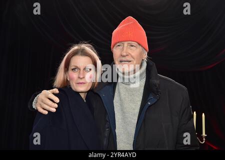 Weltpremiere NOSFERTATU in Berlin Reiner Schoene mit Ehefrau Anja Ankunft schwarzer Teppich zur Weltpremiere von NOSFERATU DER UNTOTE in Berlin, am 02.12.2024 *** World premiere of NOSFERTATU in Berlin Reiner Schoene with wife Anja arriving on the black carpet for the world premiere of NOSFERATU DER UNTOTE in Berlin, on 02 12 2024 Photopress Mueller Stock Photo