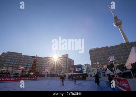 Weihnachtsmarkt-Stimmung: Fernsehturm im festlichen Rahmen, Sonniger Start in die Weihnachtszeit am Alexanderplatz. Der Weihnachtsmarkt am Alexanderplatz hat bei strahlendem Sonnenschein seine Tore geöffnet. Berlin Berlin Deutschland *** Christmas market atmosphere TV tower in a festive setting, sunny start to the Christmas season at Alexanderplatz The Christmas market at Alexanderplatz has opened its doors in bright sunshine Berlin Berlin Germany Stock Photo