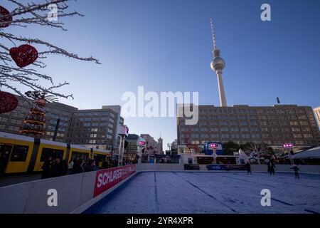 Weihnachtsmarkt-Stimmung: Fernsehturm im festlichen Rahmen, Sonniger Start in die Weihnachtszeit am Alexanderplatz. Der Weihnachtsmarkt am Alexanderplatz hat bei strahlendem Sonnenschein seine Tore geöffnet. Berlin Berlin Deutschland *** Christmas market atmosphere TV tower in a festive setting, sunny start to the Christmas season at Alexanderplatz The Christmas market at Alexanderplatz has opened its doors in bright sunshine Berlin Berlin Germany Stock Photo