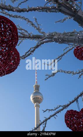 Weihnachtsmarkt-Stimmung: Fernsehturm im festlichen Rahmen, Sonniger Start in die Weihnachtszeit am Alexanderplatz. Der Weihnachtsmarkt am Alexanderplatz hat bei strahlendem Sonnenschein seine Tore geöffnet. Berlin Berlin Deutschland *** Christmas market atmosphere TV tower in a festive setting, sunny start to the Christmas season at Alexanderplatz The Christmas market at Alexanderplatz has opened its doors in bright sunshine Berlin Berlin Germany Stock Photo