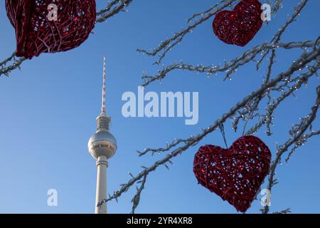 Weihnachtsmarkt-Stimmung: Fernsehturm im festlichen Rahmen, Sonniger Start in die Weihnachtszeit am Alexanderplatz. Der Weihnachtsmarkt am Alexanderplatz hat bei strahlendem Sonnenschein seine Tore geöffnet. Berlin Berlin Deutschland *** Christmas market atmosphere TV tower in a festive setting, sunny start to the Christmas season at Alexanderplatz The Christmas market at Alexanderplatz has opened its doors in bright sunshine Berlin Berlin Germany Stock Photo