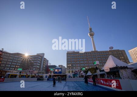 Weihnachtsmarkt-Stimmung: Fernsehturm im festlichen Rahmen, Sonniger Start in die Weihnachtszeit am Alexanderplatz. Der Weihnachtsmarkt am Alexanderplatz hat bei strahlendem Sonnenschein seine Tore geöffnet. Berlin Berlin Deutschland *** Christmas market atmosphere TV tower in a festive setting, sunny start to the Christmas season at Alexanderplatz The Christmas market at Alexanderplatz has opened its doors in bright sunshine Berlin Berlin Germany Stock Photo