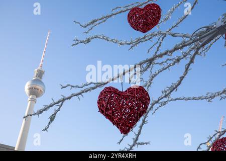 Weihnachtsmarkt-Stimmung: Fernsehturm im festlichen Rahmen, Sonniger Start in die Weihnachtszeit am Alexanderplatz. Der Weihnachtsmarkt am Alexanderplatz hat bei strahlendem Sonnenschein seine Tore geöffnet. Berlin Berlin Deutschland *** Christmas market atmosphere TV tower in a festive setting, sunny start to the Christmas season at Alexanderplatz The Christmas market at Alexanderplatz has opened its doors in bright sunshine Berlin Berlin Germany Stock Photo