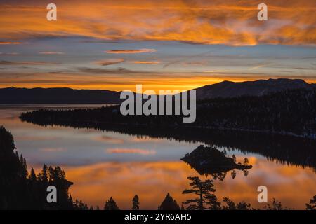 MARCH 2021, SOUTH LAKE TAHOE, CALIFORNIA - Sunrise on Emerald Bay overlook reveals Fannette Island, South Lake Tahoe, California Stock Photo