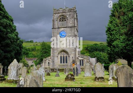 Burnsall: St Wilfrid’s Church and graveyard with hills behind in Burnsall on River Wharfe, Wharfedale, North Yorkshire, England, UK Stock Photo