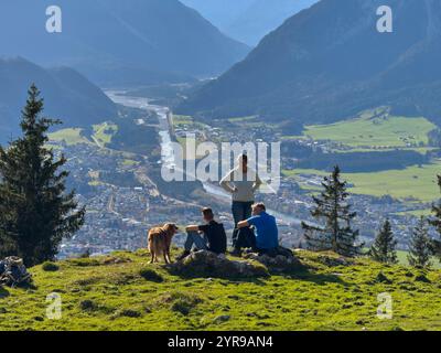 Reutte, Oesterreich. 01st Nov, 2024. Hikers, tourists and hikers with dogs on the Duerrenberg Alm with a view of the Lech Valley with the Lech River and the Hahnenkamm Mountain in Reutte, Austria on Nov 1, 2024 Photographer: ddp images/star-images Credit: ddp media GmbH/Alamy Live News Stock Photo