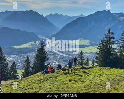 Reutte, Oesterreich. 01st Nov, 2024. Hikers, tourists and hikers with dogs on the Duerrenberg Alm with a view of the Lech Valley with the Lech River and the Hahnenkamm Mountain in Reutte, Austria on Nov 1, 2024 Photographer: ddp images/star-images Credit: ddp media GmbH/Alamy Live News Stock Photo