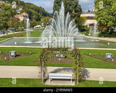 Spa park with fountain and Luitpold Casino on Oct 6, 2024 in Bad Kissingen, Germany. Fotograf: Peter Schatz Stock Photo