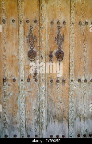 Tradational handmade door knocker and door detail in Kemaliye, Erzincan, Turkiye Stock Photo