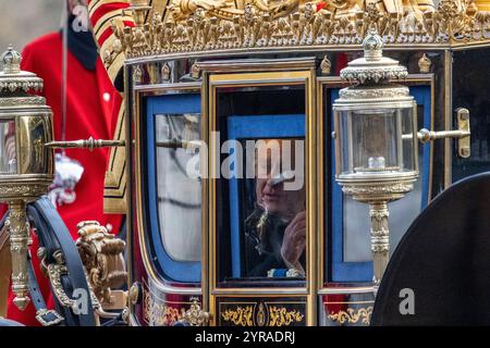 London, UK.  3 December 2024.  Sheikh Tamim bin Hamad Al Thani, Emir of Qatar, accompanies King Charles (pictured) in a state carriage en route to Buckingham Palace on the first day of a two-day state visit to celebrate and reinforce UK-Qatari ties economically and strategically.  Credit: Stephen Chung / Alamy Live News Stock Photo