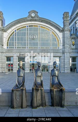 Sculpture group Fisherman's Wives at entrance of the Oostende railway station in the city Ostend, West Flanders, Belgium Stock Photo