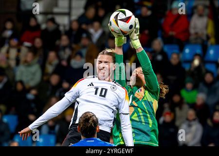 Bochum, Germany. 02nd Dec, 2024. Soccer, Women: International match, Germany - Italy, Vonovia Ruhrstadion: Germany's Laura Freigang (l) and Italy's goalkeeper Laura Giuliani fight for the ball. Credit: David Inderlied/dpa/Alamy Live News Stock Photo