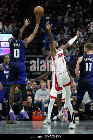 Houston Rockets' Jalen Green (4) shoots as Phoenix Suns' Bradley Beal ...