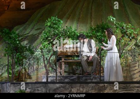 Aufführung des Salzburger Adventsingens mit dem Titel Glaube, Hoffnung, Liebe im Großen Festspielhaus in Salzburg, fotografiert am 27.11.2024. - Das Bild zeigt den schlafenden Bernhard Teufl als Josef und Elisabeth Eder als Engel 2024 - Aufführung des Salzburger Adventsingens mit dem Titel Glaube, Hoffnung, Liebe im Großen Festspielhaus in Salzburg, am 27.11.2024. *** Performance of the Salzburg Advent Singing with the title Glaube, Hoffnung, Liebe at the Großes Festspielhaus in Salzburg, photographed on 27 11 2024 The picture shows the sleeping Bernhard Teufl as Josef and Elisabeth Eder as An Stock Photo