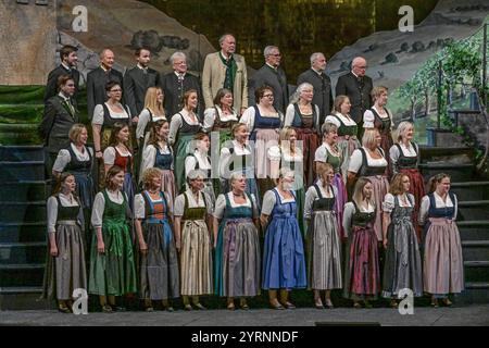 Aufführung des Salzburger Adventsingens mit dem Titel Glaube, Hoffnung, Liebe im Großen Festspielhaus in Salzburg, fotografiert am 27.11.2024. - Das Bild zeigt eine Hälfte des Chors 2024 - Aufführung des Salzburger Adventsingens mit dem Titel Glaube, Hoffnung, Liebe im Großen Festspielhaus in Salzburg, am 27.11.2024. *** Performance of the Salzburg Advent Singing with the title Glaube, Hoffnung, Liebe at the Großes Festspielhaus in Salzburg, photographed on 27 11 2024 The picture shows one half of the choir 2024 Performance of the Salzburg Advent Singing with the title Glaube, Hoffnung, Liebe Stock Photo