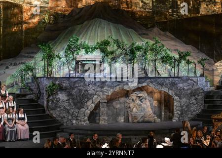 Aufführung des Salzburger Adventsingens mit dem Titel Glaube, Hoffnung, Liebe im Großen Festspielhaus in Salzburg, fotografiert am 27.11.2024. - Das Bild zeigt einen Ausschnitt der Bühne im Grossen Festspielhaus 2024 - Aufführung des Salzburger Adventsingens mit dem Titel Glaube, Hoffnung, Liebe im Großen Festspielhaus in Salzburg, am 27.11.2024. *** Performance of the Salzburg Advent Singing with the title Glaube, Hoffnung, Liebe at the Großes Festspielhaus in Salzburg, photographed on 27 11 2024 The picture shows a section of the stage in the Großes Festspielhaus 2024 Performance of the Salz Stock Photo