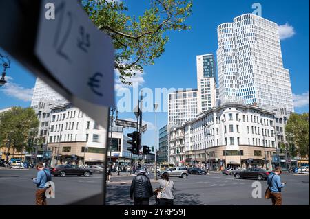 12.05.2023, Berlin, Deutschland, Europa - Eine Strassenszene mit Fussgaengern und Verkehr an der Kreuzung Kurfuerstendamm und Joachimsthaler Strasse in der City West im Bezirk Charlottenburg-Wilmersdorf. Im Hintergrund sieht man den Turm des Upper West Hochhaus und das Zoofenster mit dem Waldorf Astoria Hotel. *** 12 05 2023, Berlin, Germany, Europe A street scene with pedestrians and traffic at the intersection of Kurfuerstendamm and Joachimsthaler Strasse in the City West in the Charlottenburg Wilmersdorf district In the background you can see the tower of the Upper West skyscraper and the Z Stock Photo