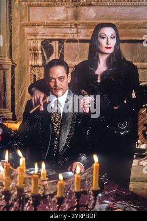 THE ADDAMS FAMILY 1991  Paramount Pictures film with Anjelica Huston as Morticia Addams and Raul Julia as Gomez Addams Stock Photo