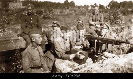 Polish Soviet war. Polish defences with a machine gun position near Mi?osna, in the village of Janki, August 1920 Stock Photo