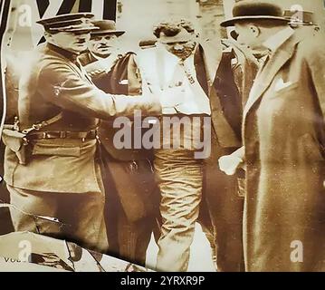 Paul Gorgulov (1895 1932), assassin of the French president Paul Doumer, July 1932. Police escort Paul Gorguloff French President Doumer assassin Stock Photo