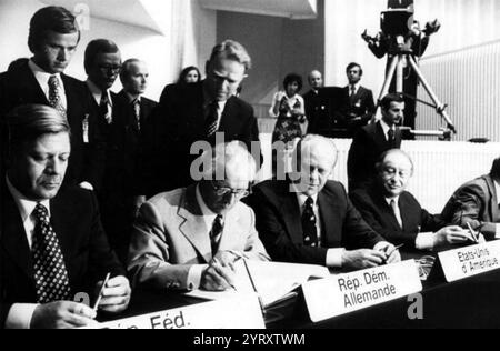 Conference for Security in Europe in Helsinki. At the signing of the Final Act, August 1, 1975. From left to right. Helmut Schmidt, Chancellor of the Federal Republic of Germany, Erich Honecker, First Secretary of the Central Committee of the Socialist Unity Party of Germany, Gerald Ford, President of the United States of America, Bruno Kreisky, Federal Chancellor of the Republic of Austria Stock Photo