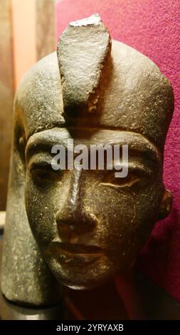 Head fragment belonging to a statue of Tutankhamen. Egypt; New Kingdom, 18th Dynasty, found on the body of Tutankhamen in his burial chamber. KV62 is the standard Egyptological designation for the tomb of the young pharaoh Tutankhamen in the Valley of the Kings. Tutankhamen was an Egyptian pharaoh of the 18th dynasty (ruled c. 1332-1323 BC), during the period of Egyptian history known as the New Kingdom Stock Photo