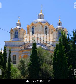 The Holy Trinity Cathedral, (Russian Orthodox Church in Jerusalem), was built in 1860 - 1872 by an Palestinian, Russian-Orthodox institute that operated in Jerusalem, under the Ottoman Empire government. The structure was designed by the architect Martin Eppinger, as a basilica with two aisles, and rounded chambers in the side, which makes the cathedral cross-shaped. The cathedral is built from white stone. During the first Arab-Israeli war, the temple was badly damaged. From 1948 it is in the jurisdiction of the Russian Orthodox Church Stock Photo