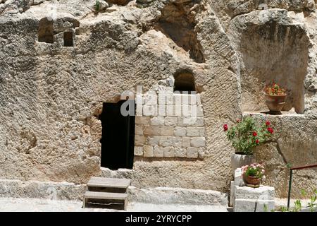 The Garden Tomb in Jerusalem is a rock-cut tomb, unearthed in 1867 and is considered by some Christians to be the site of the burial and resurrection of Jesus. The tomb has been dated by Israeli archaeologist Gabriel Barkay to the 8th-7th centuries BC Stock Photo