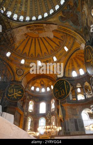 Hagia Sophia, a former Greek Orthodox Christian patriarchal basilica (church), later an Ottoman imperial mosque and now a museum (Ayasofya Muzesi) in Istanbul, Turkey. Built in 537 AD at the beginning of the Middle Ages, it was famous in particular for its massive dome. From the date of its construction in 537 AD until 1453, it served as an Eastern Orthodox cathedral and the seat of the Patriarch of Constantinople, except between 1204 and 1261, when it was converted by the Fourth Crusaders to a Roman Catholic cathedral under the Latin Empire. The building was later converted into an Ottoman mo Stock Photo