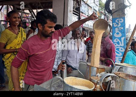 Chai vendor making tea in Nandyal, Andhra Pradesh, India Stock Photo