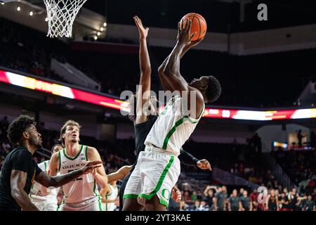 Oregon guard TJ Bamba (5) shoots against Liberty during the first half ...