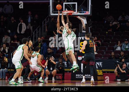 Oregon guard TJ Bamba (5) shoots against Liberty during the first half ...