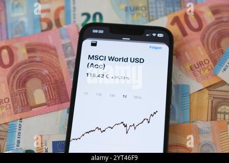 Börsenchart des MSCI World ETF auf einem Untergrund der aus Euro-Scheinen besteht *** Stock market chart of the MSCI World ETF on a background consisting of euro notes Deutschland, Germany GMS18150 Stock Photo