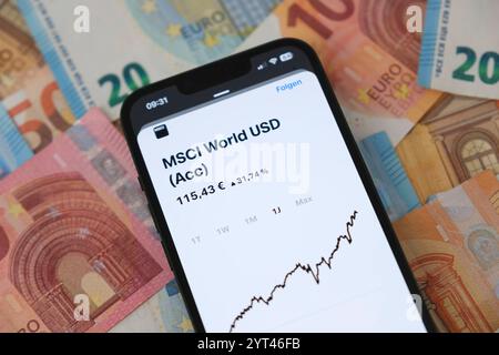 Börsenchart des MSCI World ETF auf einem Untergrund der aus Euro-Scheinen besteht *** Stock market chart of the MSCI World ETF on a background consisting of euro notes Deutschland, Germany GMS18152 Stock Photo