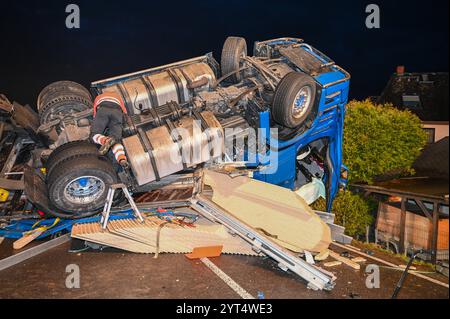 Mittweida - Lastwagen überschlägt sich Lkw-Fahrer nach Unfall schwerstverletzt, S200 für Stunden gesperrt 03.12.2024 gegen 4 Uhr S200, zwischen Mittweida und Ottendorf Zu einem schweren Lkw-Unfall kam es am frühen Dienstagmorgen auf der S200 zwischen Mittweida und Lichtenau. Nach ersten Angaben der Feuerwehr war der Lastwagen gegen 4 Uhr auf der Staatsstraße in Richtung Mittweida unterwegs, als er aus bislang ungeklärter Ursache von der Fahrbahn abkam und sich überschlug. Der Lkw blieb auf dem Fahrerdach liegen, der Fahrer wurde schwerstverletzt. Er wurde von den Feuerwehrleuten aus seinem Fah Stock Photo