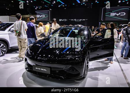 Bangkok, Bangkok, Thailand. 5th Dec, 2024. December''‹ 05, 2024, Bangkok, Thailand, Visitors inspect a BYD SEAL car during the 41th Bangkok International Motor Expo at IMPACT Muang Thong in Bangkok. More than 42 car''‹ makers form''‹ 7''‹ countries of vehicle manufacturers attended to exhibit their automotive products and technology including the new electric vehicles in the annual automobile showcase. (Credit Image: © Wissarut Weerasopon/ZUMA Press Wire/Alamy Live News) EDITORIAL USAGE ONLY! Not for Commercial USAGE! Stock Photo