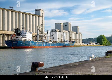 Rouen - Grand-Couronne (northern France), Sénalia silo: the river port across the River Seine, Seine Axis Major River-Sea Port, HAROPA Port. Docking o Stock Photo