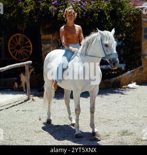 Sänger Christian Anders, Ferien in Marbella, Spanien, 1979, Bild: Christian Anders reitet ein weisses Pferd. Stock Photo