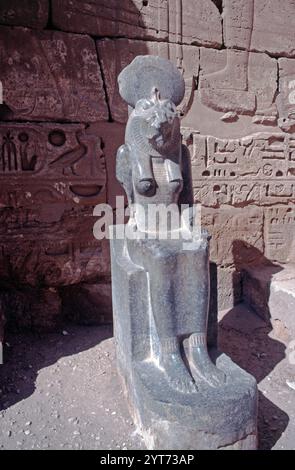 Statue, goddess Bastet, Medinet Habu, Theben, Luxor, Nile Valley, Egypt, September 1989 Stock Photo