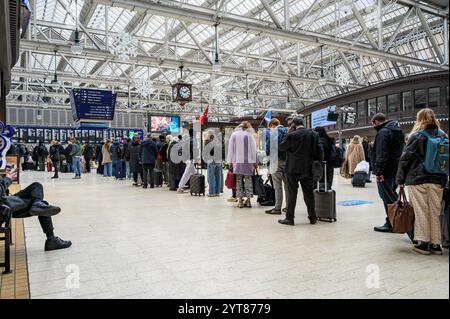 Passengers in a queue on the Glasgow Central Station concourse waiting to board a delayed train to London Euston, Glasgow, Scotland, UK, Europe Stock Photo