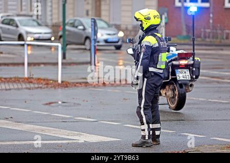 Einsatzfahrzeuge der Polizei Ein Motorradpolizist sperrt und sichert eine Straße Essen Nordrhein-Westfalen Deutschland *** Police emergency vehicles A motorcycle policeman blocks and secures a road Essen North Rhine-Westphalia Germany Stock Photo