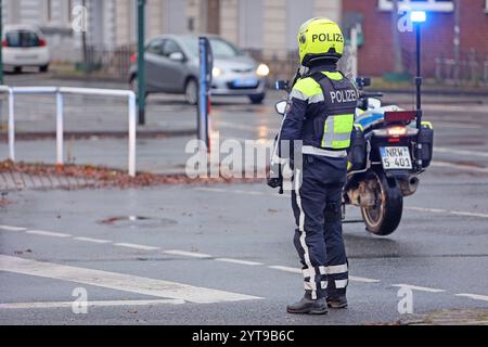 Einsatzfahrzeuge der Polizei Ein Motorradpolizist sperrt und sichert eine Straße Essen Nordrhein-Westfalen Deutschland *** Police emergency vehicles A motorcycle policeman blocks and secures a road Essen North Rhine-Westphalia Germany Stock Photo