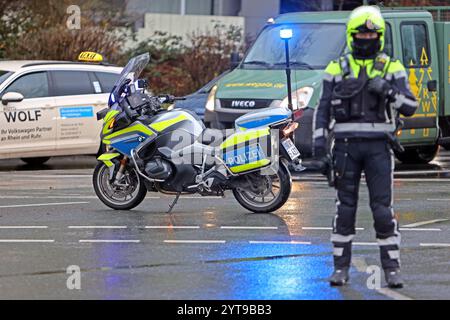 Einsatzfahrzeuge der Polizei Ein Motorradpolizist sperrt und sichert eine Straße Essen Nordrhein-Westfalen Deutschland *** Police emergency vehicles A motorcycle policeman blocks and secures a road Essen North Rhine-Westphalia Germany Stock Photo