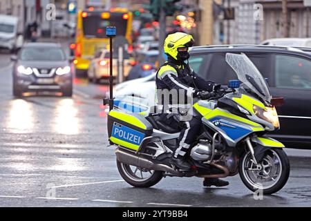 Einsatzfahrzeuge der Polizei Ein Motorradpolizist bei einer Streifenfahrt im Regen Essen Nordrhein-Westfalen Deutschland *** Police emergency vehicles A motorcycle policeman on patrol in the rain Essen North Rhine-Westphalia Germany Stock Photo