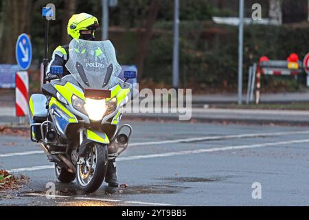 Einsatzfahrzeuge der Polizei Ein Motorradpolizist bei einer Streifenfahrt im Regen Essen Nordrhein-Westfalen Deutschland *** Police emergency vehicles A motorcycle policeman on patrol in the rain Essen North Rhine-Westphalia Germany Stock Photo